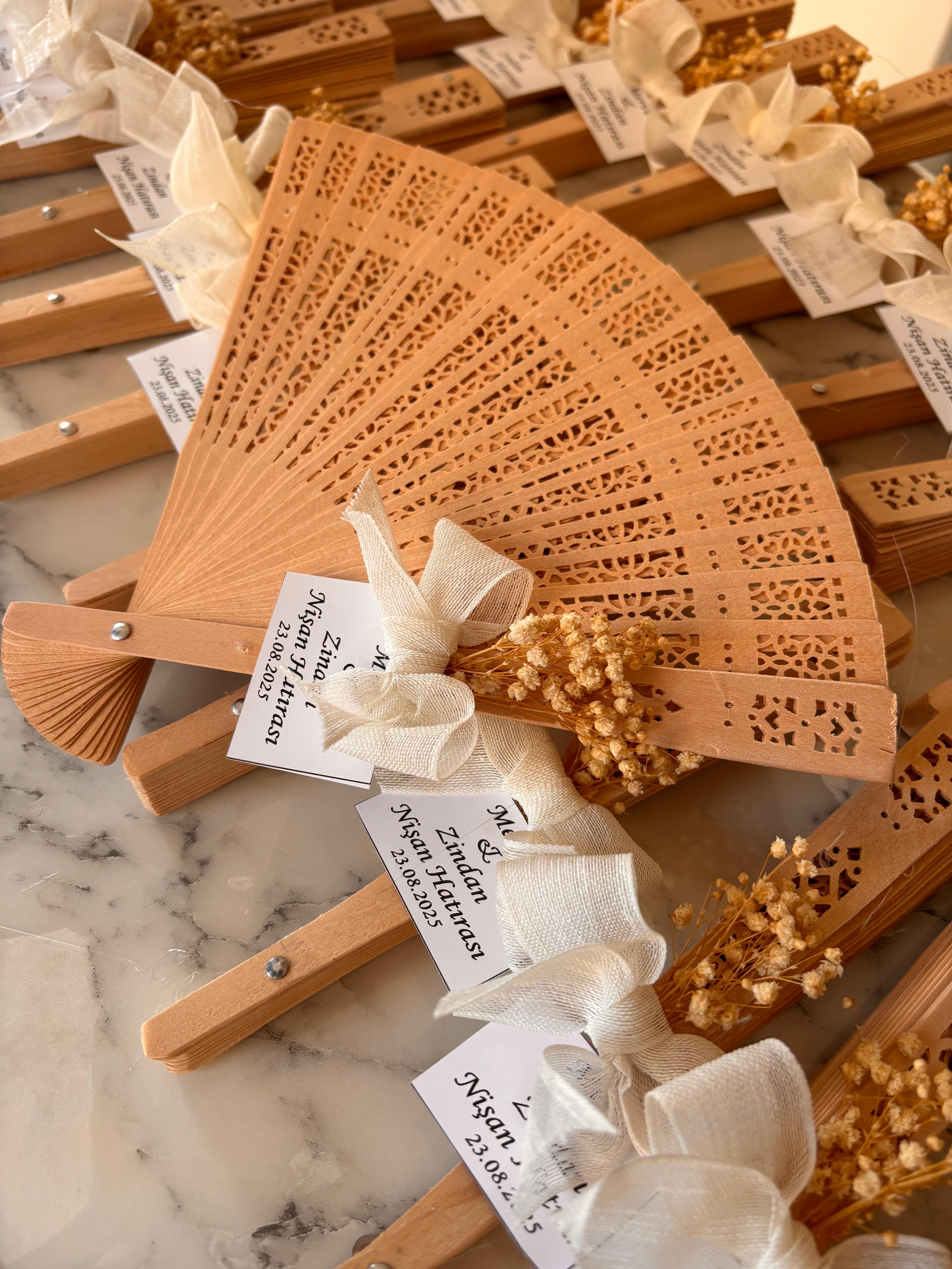 Beyaz Kurdeleli Yelpaze